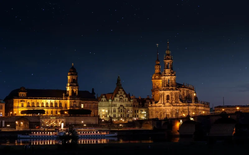 Drezno nocą, katedra Hofkirche i zamek nad Łabą