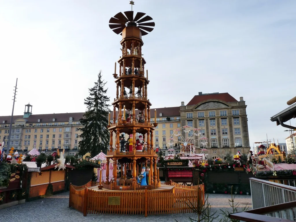 Świąteczna piramida na jarmarku w Dreźnie