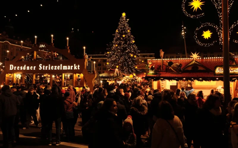 Jarmark Striezelmarkt w Dreźnie wieczorem