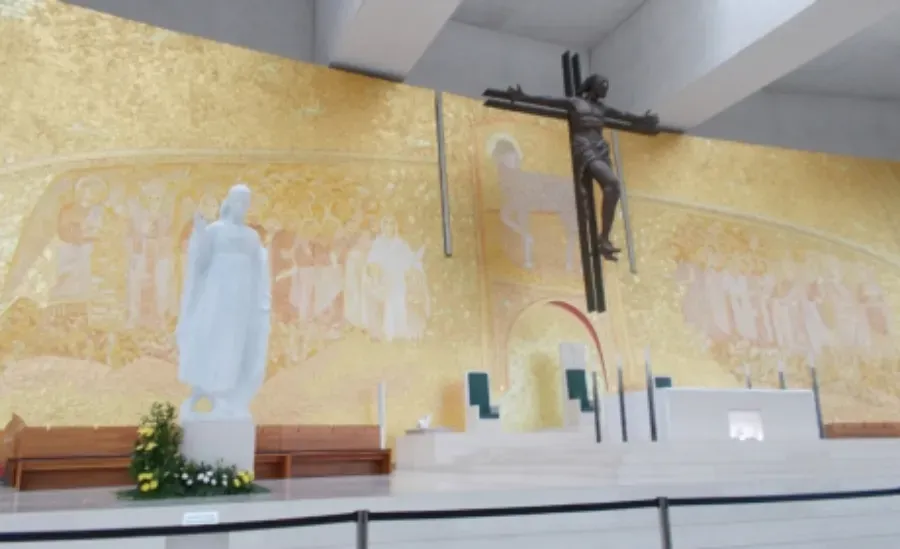 Wnętrze kościoła Trójcy Świętej w Fatimie