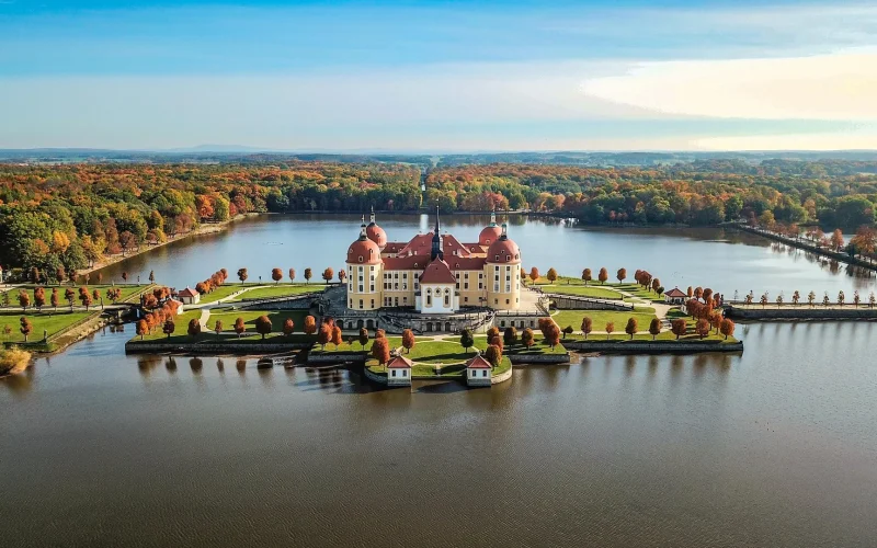 Pałac Moritzburg otoczony wodą