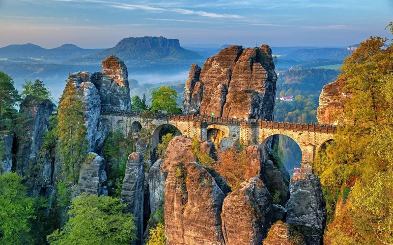 Most Bastei wśród skał Szwajcarii Saksońskiej