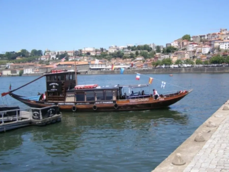 Łodzie rabelo na rzece Douro w Porto