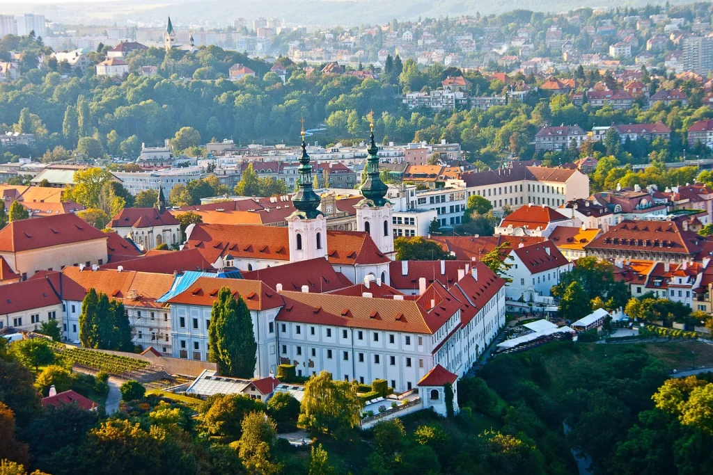 Panorama Pragi z klasztorem na Strahovie