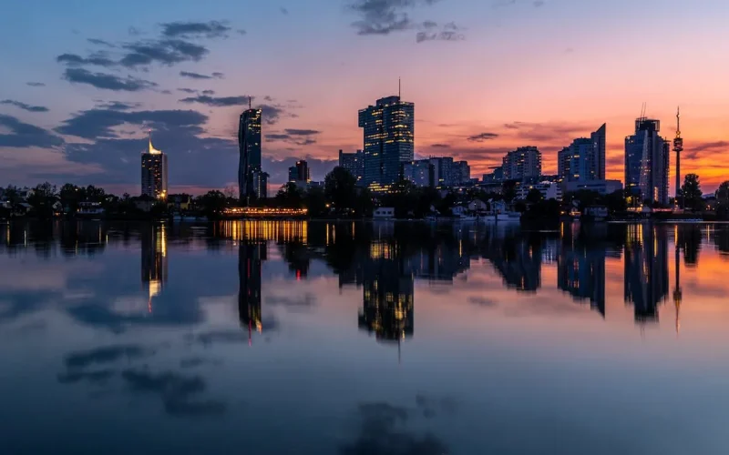 Panorama Wiednia nad Dunajem o zachodzie słońca