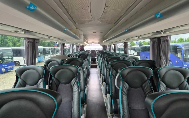 Wnętrze autokaru turystycznego Irizar z floty Nowator - skórzane fotele dla grup
